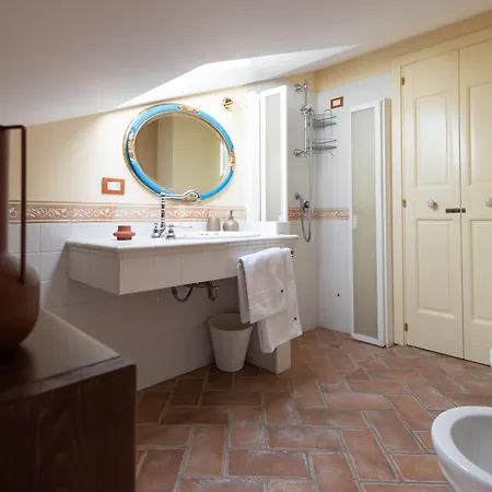 Stephanie Вилла *