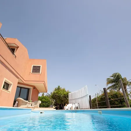 Stephanie Вилла *