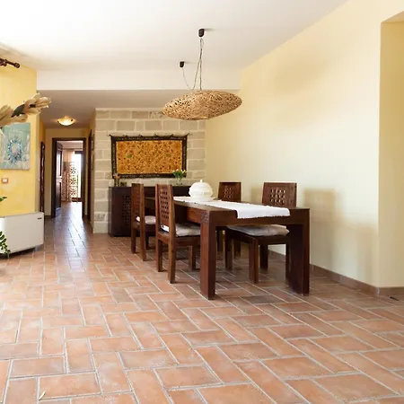 Stephanie Вилла *