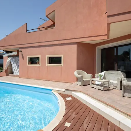 Stephanie Вилла *