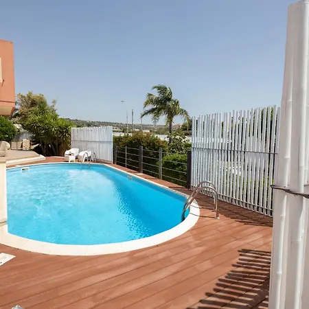 Stephanie Вилла *